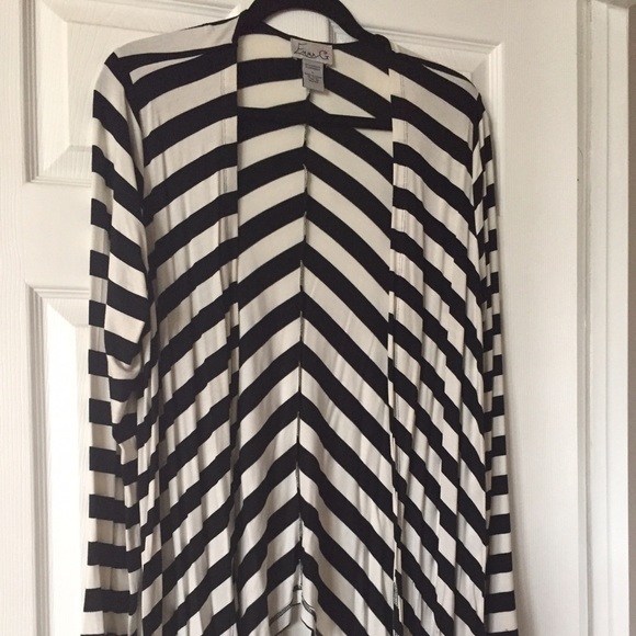 Black and white sweater. - Picture 2 of 4