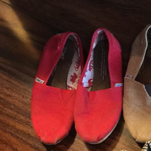 Red toms and plain black