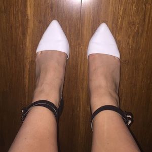 🔵Barely worn white pointed toe heels