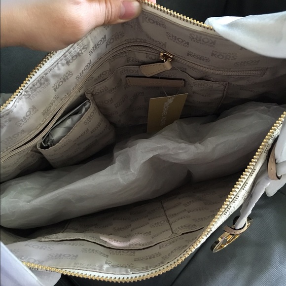 🌷2days sale~MK tote vanilla signature - Picture 2 of 3