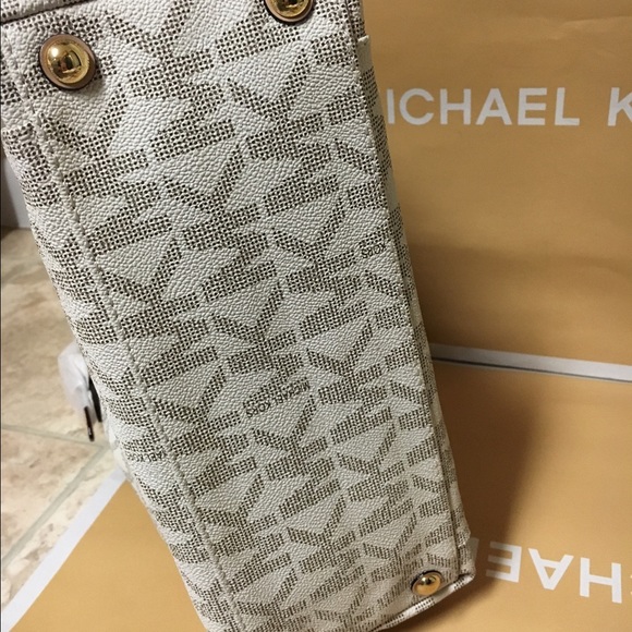 🌷2days sale~MK tote vanilla signature - Picture 3 of 3