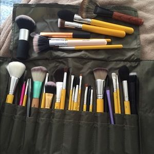 Makeup brushes with bag