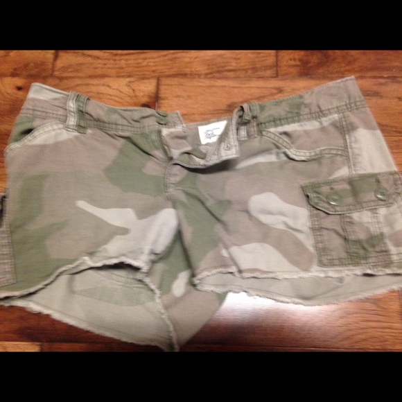 American eagle camo shorts