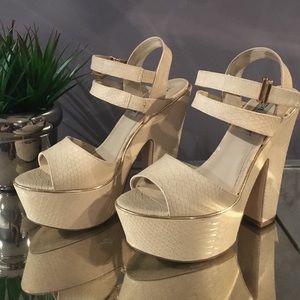 THE CUTEST Steve Madden Nude Chunky Platform/Heel