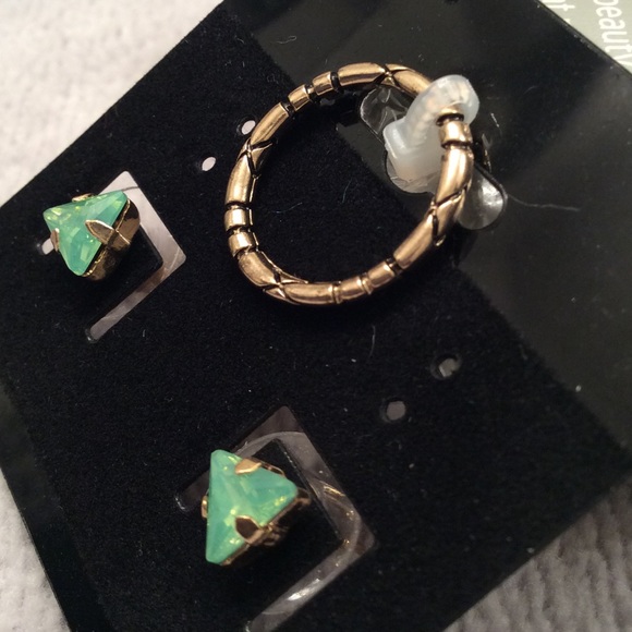 Pyramid Triangle Earrings & Midi Ring - Picture 4 of 4