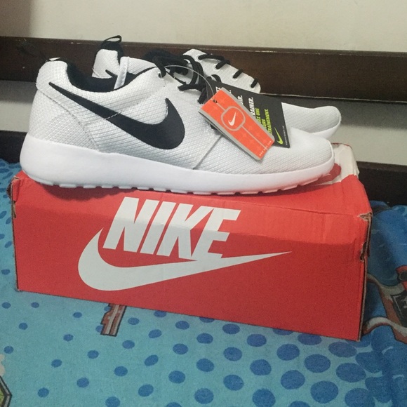 Nike Shoes - Nike Roshe Run