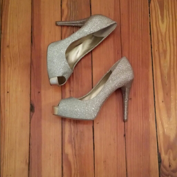 Guess Pumps