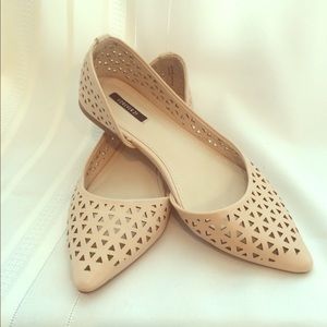 Pointed toe later cut nude flats