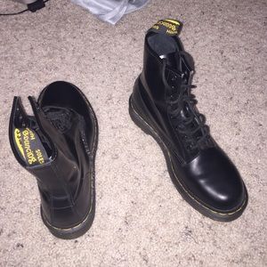 MATTE BLACK DR. MARTENS