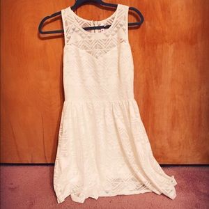 White casual, chic dress🎈🎈SALE🎈🎈