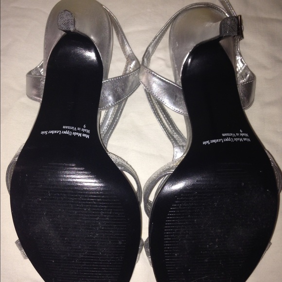 Silver Heels - Picture 2 of 4