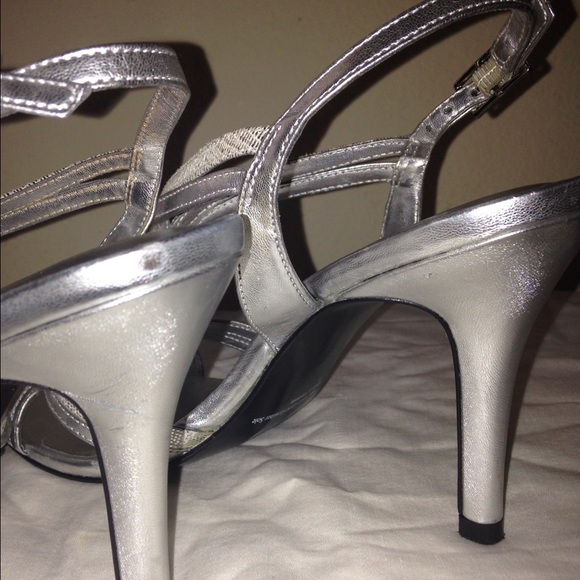 Silver Heels - Picture 4 of 4