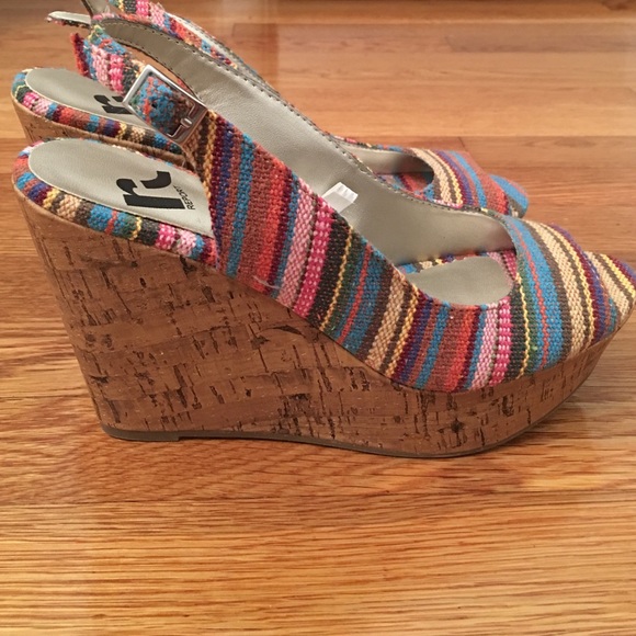 Report multi-stripe wedges