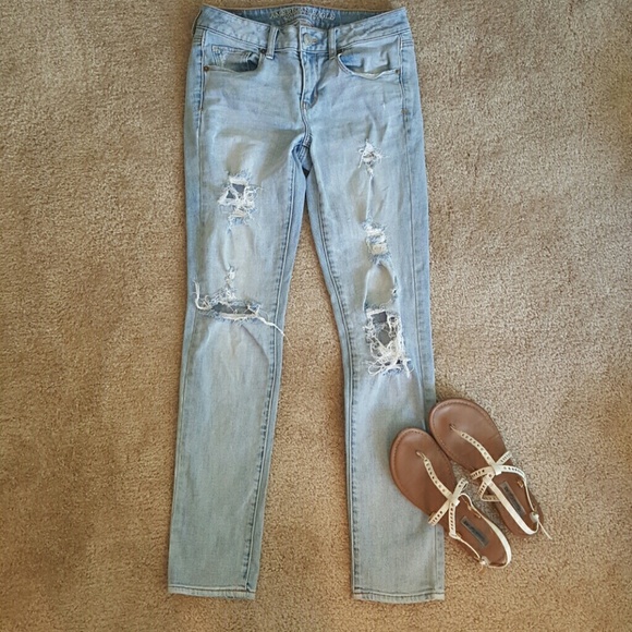 AEO Lightwash ripped skinny jeans