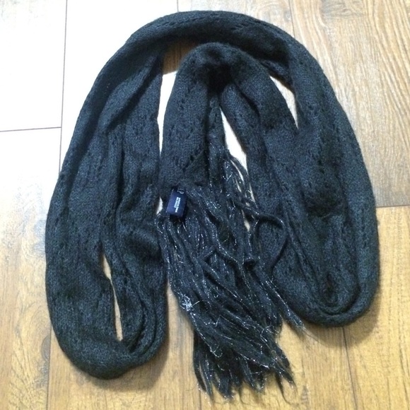 Black skinny knit Gap scarf with silver frays