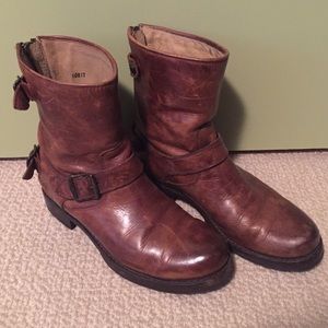 FRYE BOOTS - Veronica back zip short