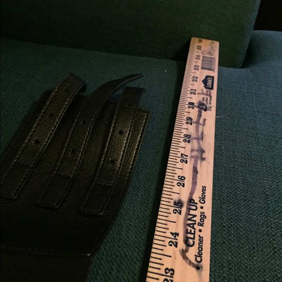 Black Wide Waist - Picture 2 of 3