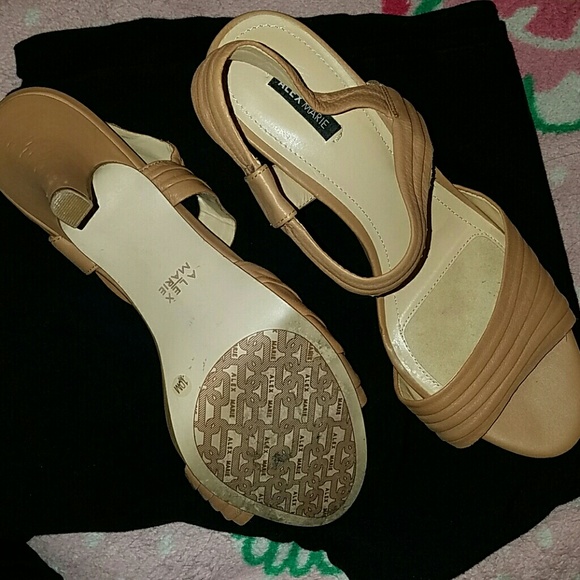 Classic!! Nude/Tan heels - Picture 2 of 4