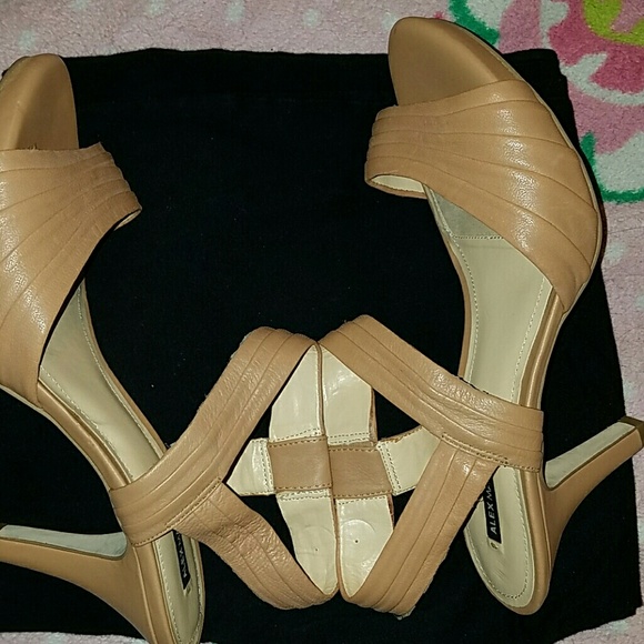 Classic!! Nude/Tan heels - Picture 4 of 4
