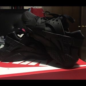Black Nike Huarache Run
