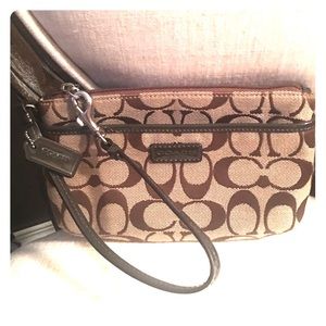 Coach, medium wristlet