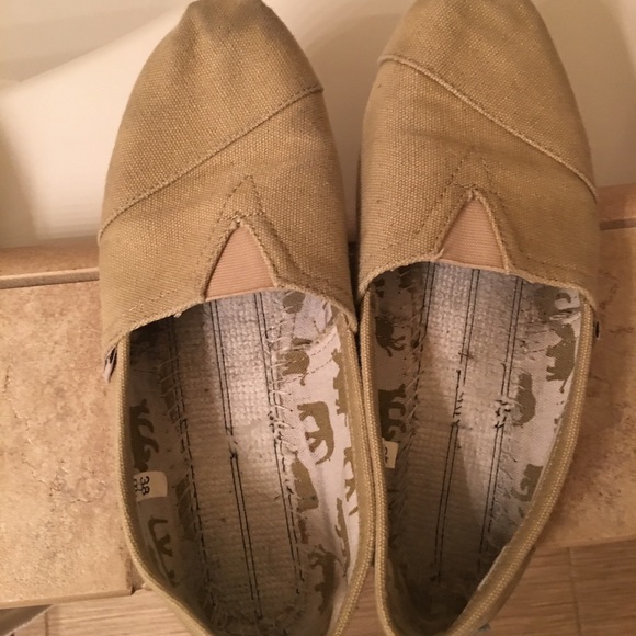Beige Toms