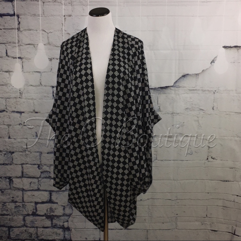 🎉CLEARANCE🎉 Black & White Kimono, Swim Cover-Up - Picture 2 of 3