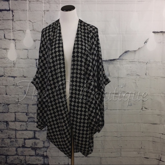 ๐CLEARANCE๐ Black & White Kimono, Swim Cover-Up - Picture 2 of 3