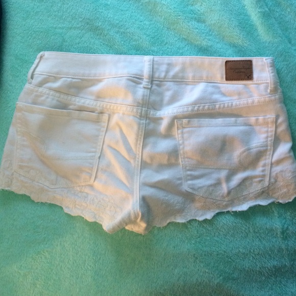 White shorts from AE with a flower hem - Picture 2 of 2