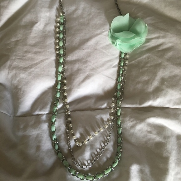 Fun multi layer necklace 🌺