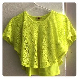 I'm selling a khoal's yellow shirt💛💛💛