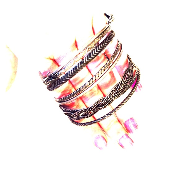 Bangle Bracelets 🎀 - Picture 1 of 4