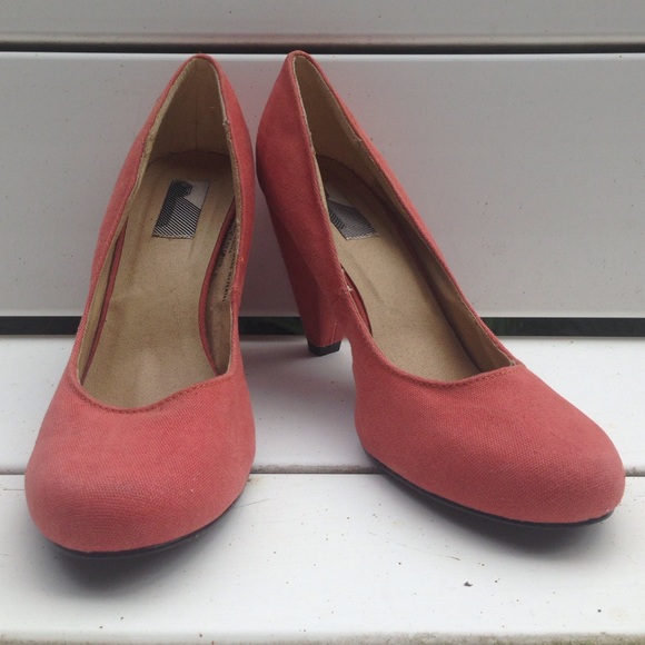 URBAN OUTFITTERS Salmon Short Heels