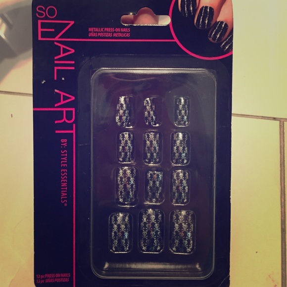 Skull and cross bones Press on nails