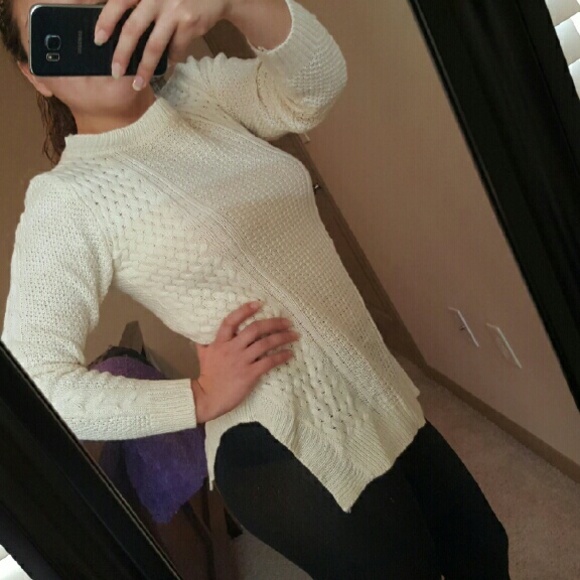 🛇SOLD ON MERCARI🛇Cream sweater - Picture 2 of 4