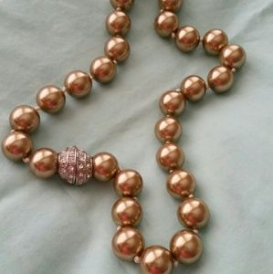 Classic pearl resin necklace