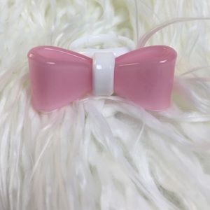 Pink and white glass bow ring. Size 5-6
