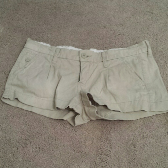 Short shorts - Picture 1 of 3
