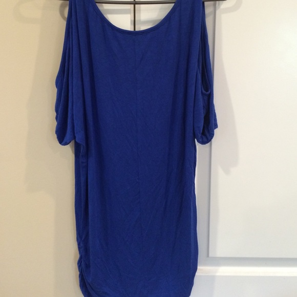 Bebe shirt with shoulder cut outs - Picture 3 of 4