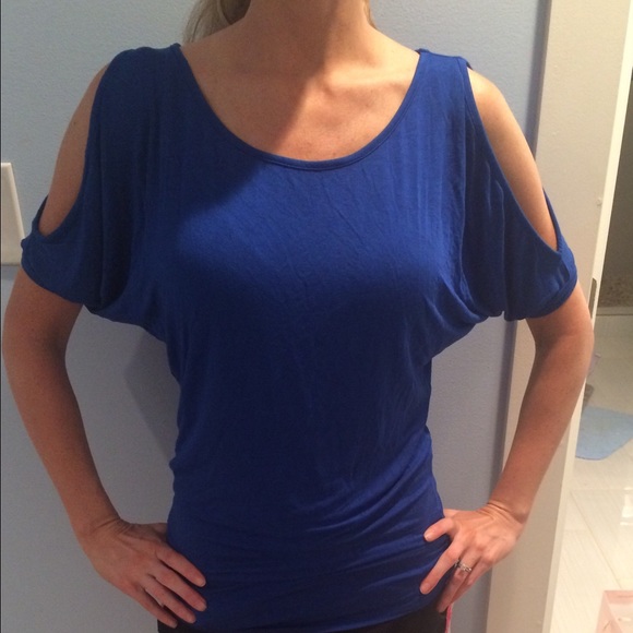 Bebe shirt with shoulder cut outs - Picture 4 of 4