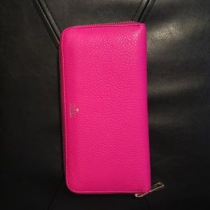 Hot pink Fossil Traveler Wallet ❤️