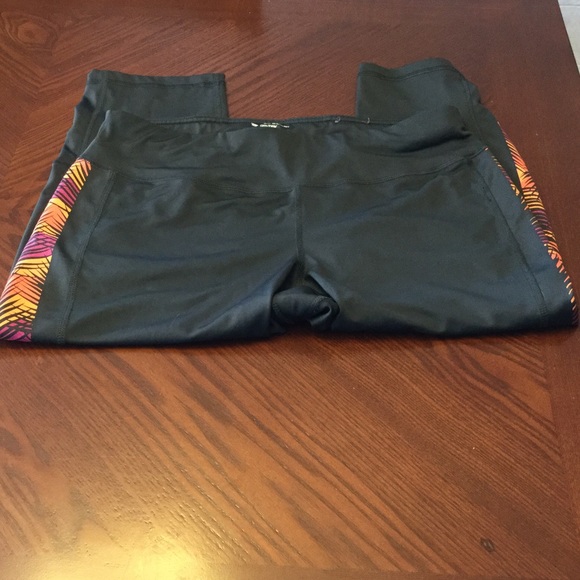 🚫SOLD🚫 NWOT Workout/yoga capris Size L