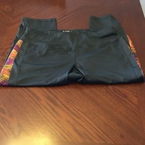 🚫SOLD🚫 NWOT Workout/yoga capris Size L