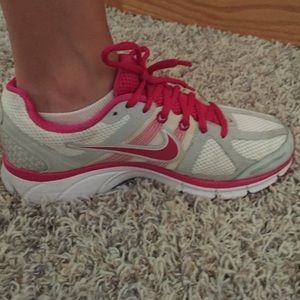 Nike woman's Pegasus 28 Running shoes