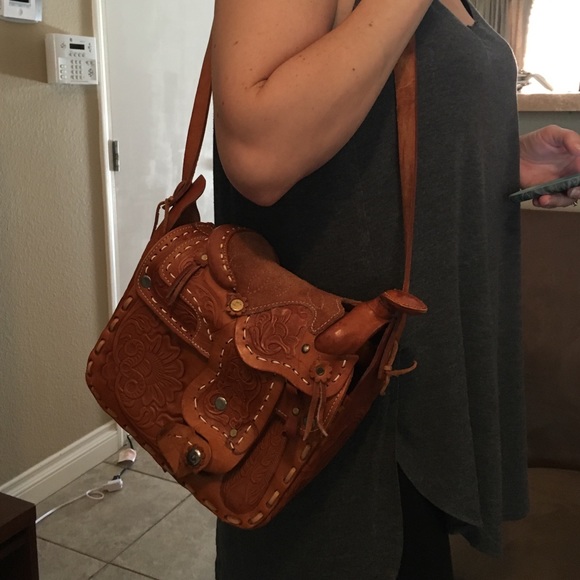 SOLD----Tool carved leather saddle over purse - Picture 4 of 4
