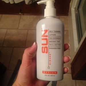 Self Tanning Lotion. Medium Tone.