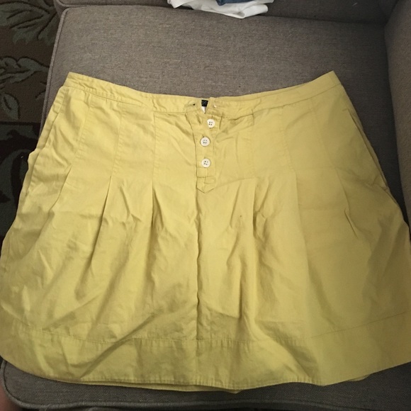 Yellow pleated skirt
