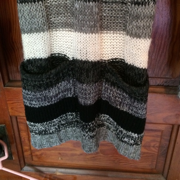 Black and white sweater dress - Picture 3 of 4