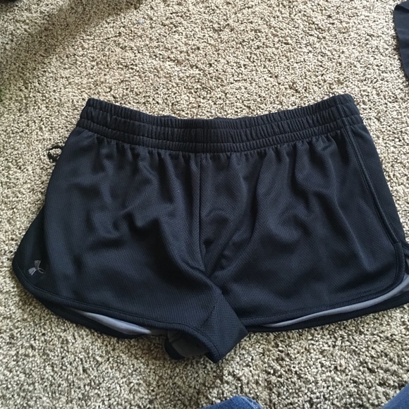 Large under armour shorts in great condition - Picture 1 of 1