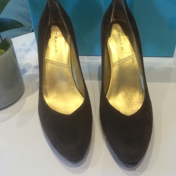 ⭐️ 2 for $40 Tahari Brown Suede Pumps - Picture 3 of 4